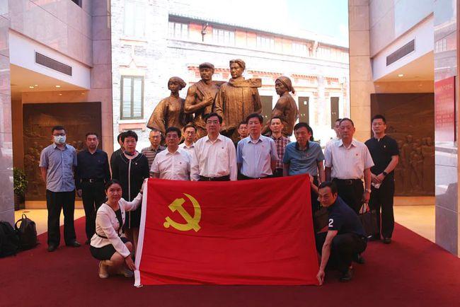 把清明上河图放大100倍，发现一尴尬场景，树下睡觉小伙在干什么