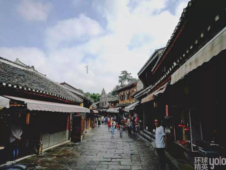 养鸡人乘坐山地车喂鸡，省时又省力